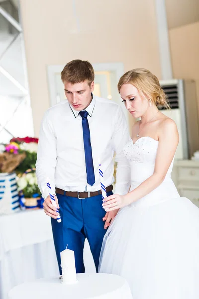 Bruden och brudgummen tända ljus — Stockfoto