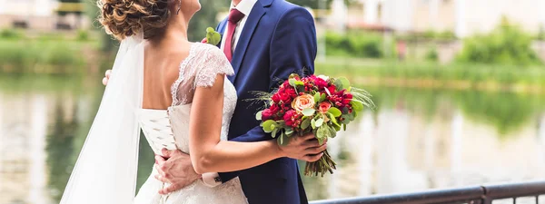 Bruden och brudgummen på deras bröllopsdag utomhus — Stockfoto