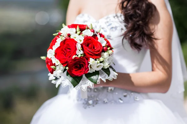 Flores de boda, mujer sosteniendo ramo de colores con sus manos en el día de la boda —  Fotos de Stock