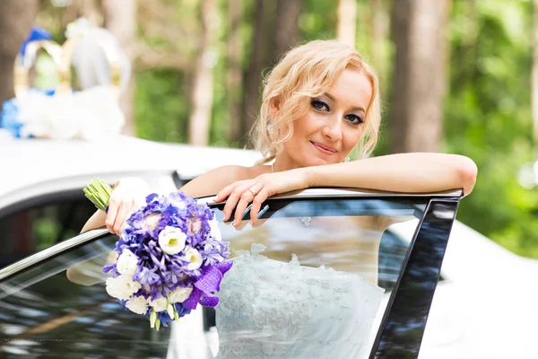 Portrét krásné blond nevěsty svatební auto. — Stock fotografie