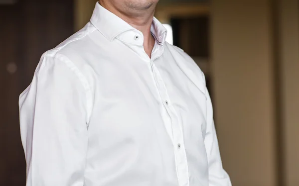 Biznesmen w białej koszuli z bliska — Zdjęcie stockowe