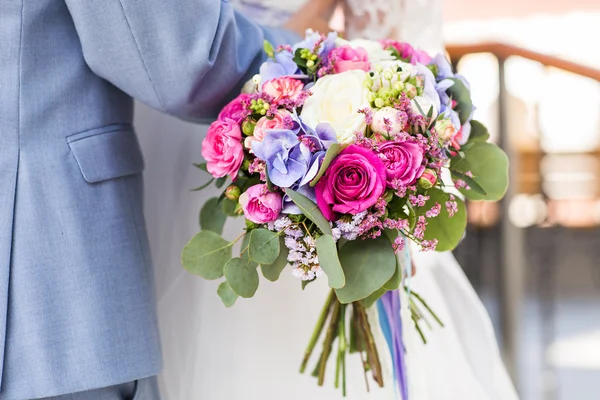 Flores do casamento, mulher segurando buquê colorido com as mãos no dia do casamento — Fotografia de Stock