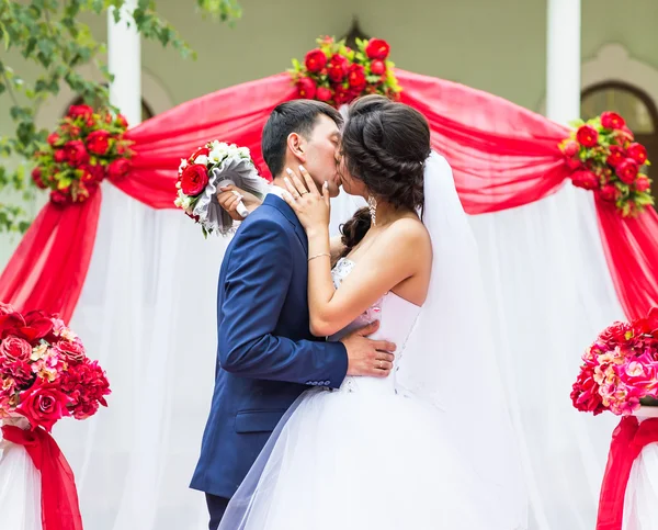 Κλασικό γαμήλια τελετή του μοντέρνο πολυτελές νεαρή νύφη και τον γαμπρό σε εξωτερικούς χώρους — Φωτογραφία Αρχείου