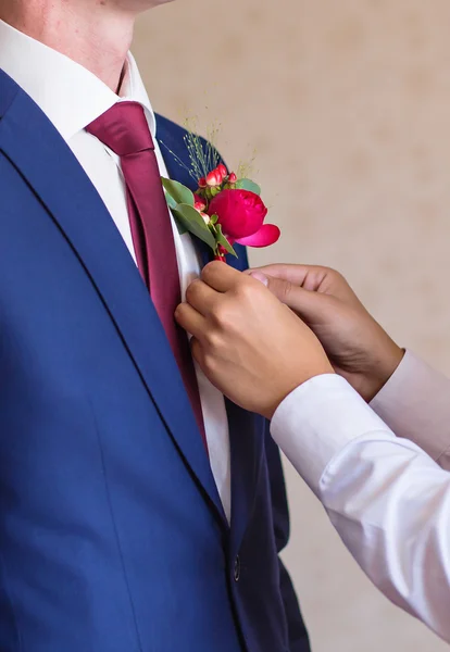 Bästa Man justera brudgummar Boutonniere närbild — Stockfoto