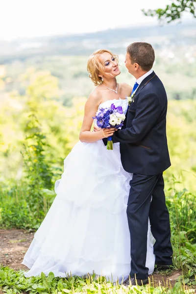 スタイリッシュな美しい幸せな花嫁と花婿、屋外のお祝いの結婚式 — ストック写真