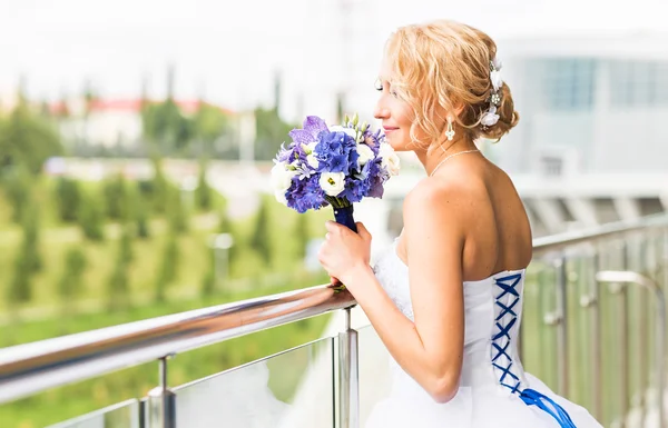Krásná nevěsta venku — Stock fotografie