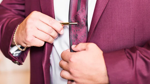 Man putting on tie clip, closeup — Stock Photo, Image