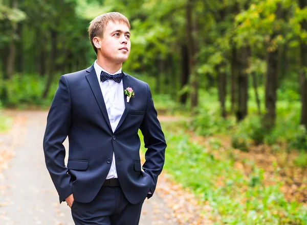 Knappe bruidegom op wedding tuxedo. — Stockfoto