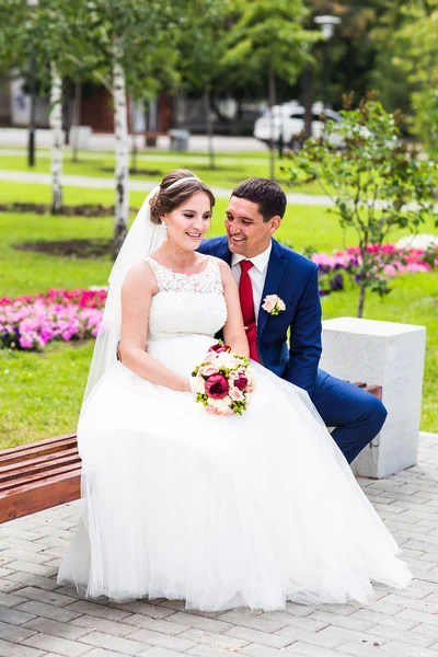 Bellissimi sposi che si abbracciano il giorno del loro matrimonio all'aperto — Foto Stock