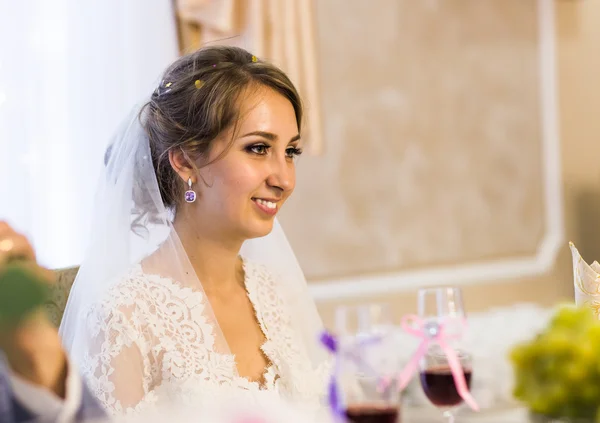 Красива наречена з модною весільною зачіскою. Крупним планом портрет молодої прекрасної нареченої . — стокове фото
