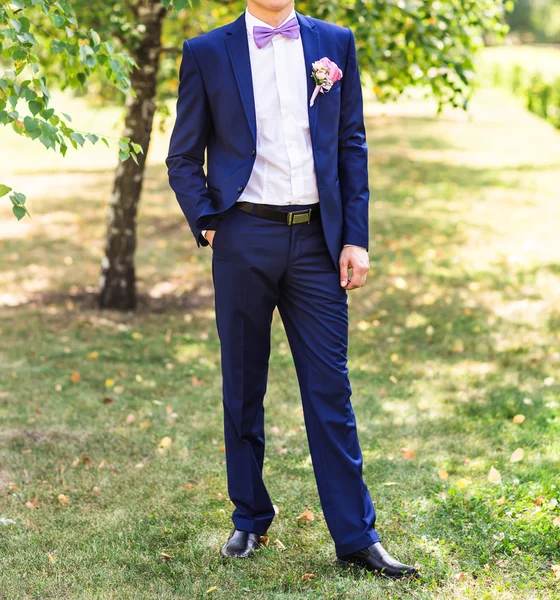 Knappe bruidegom op wedding tuxedo. — Stockfoto