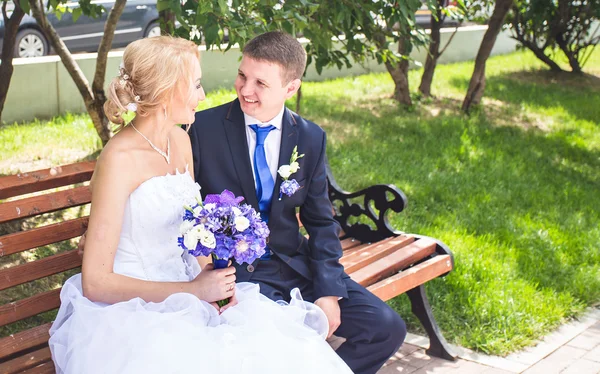 Schönes junges Hochzeitspaar im Freien — Stockfoto