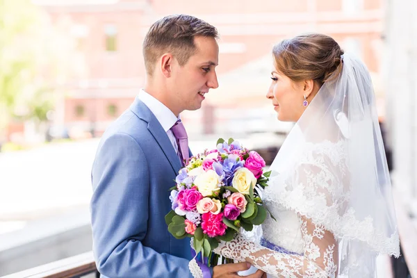 Braut und Bräutigam bei einem romantischen Moment im Freien — Stockfoto