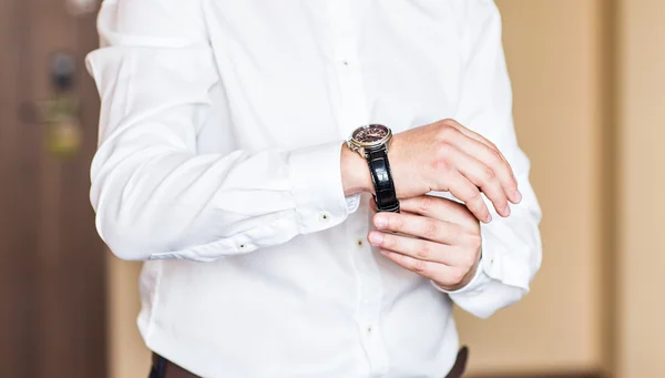 Close-up van man zet op een horloge — Stockfoto