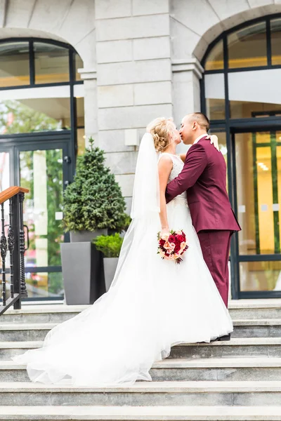 Η όμορφη ρομαντική νύφη γαμπρός φιλί και αγκαλιάζει σε εξωτερικούς χώρους — Φωτογραφία Αρχείου