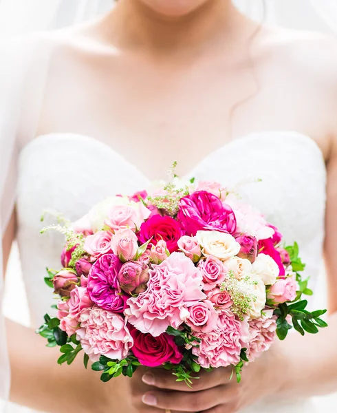 Schöner Brautstrauß in der Hand der Bräute — Stockfoto