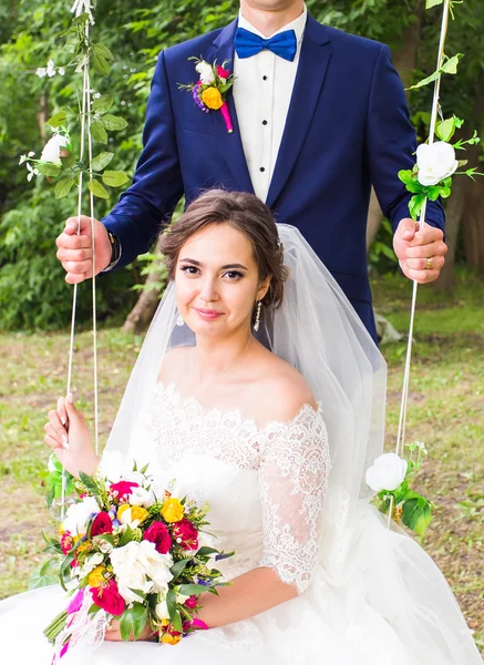 Bruid en bruidegom op hun trouwdag — Stockfoto