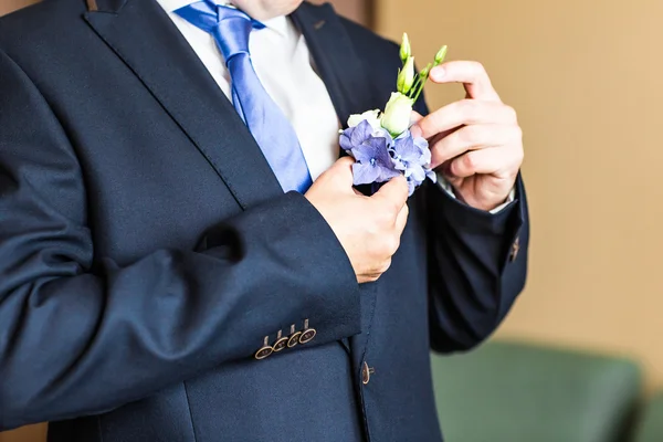 Wonderful wedding boutonniere on a costume of groom close-up — Stock Photo, Image