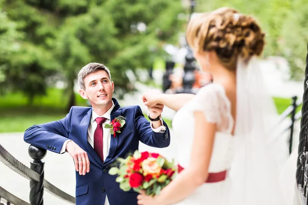 Bruden och brudgummen på deras bröllopsdag utomhus — Stockfoto