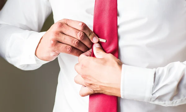 Man putting on tie clip, closeup — Stock Photo, Image