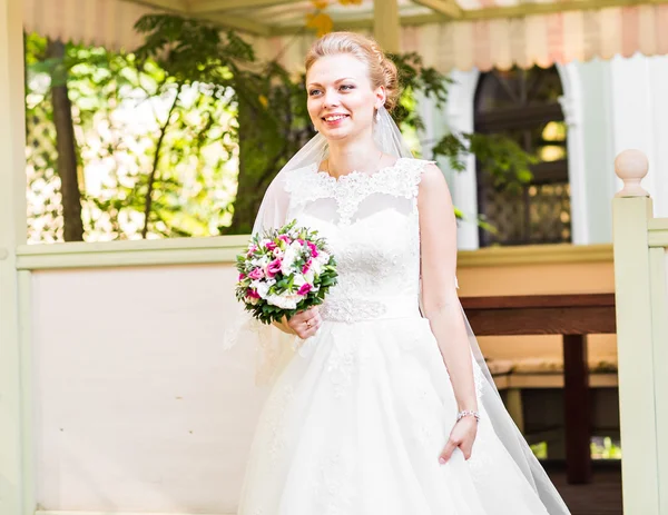 Свадебные цветы, женщина держит красочный букет руками в день свадьбы — стоковое фото