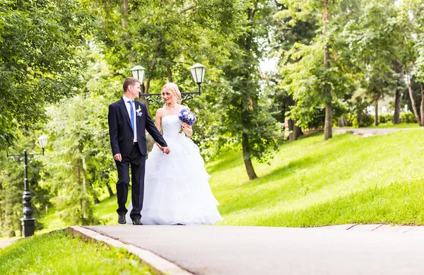 Novia y novio en el día de su boda al aire libre —  Fotos de Stock