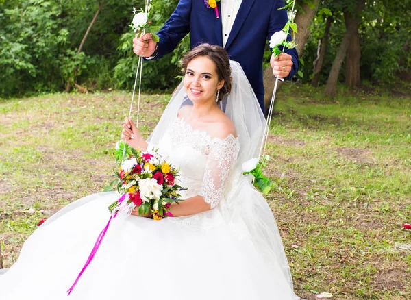 Bride and groom on their wedding day — Stock Photo, Image