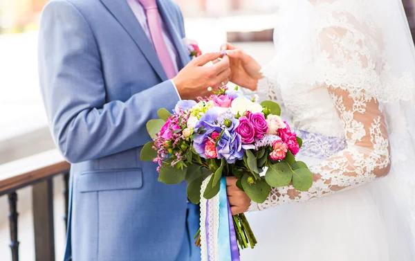 Szép esküvői csokor menyasszony kezében — Stock Fotó