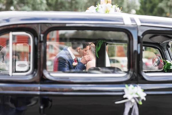 Mooie romantische bruid met de bruidegom kussen en omhelzen Outdoors — Stockfoto