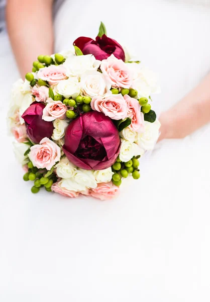 Beautiful wedding bouquet in hands of the bride — Stock Photo, Image