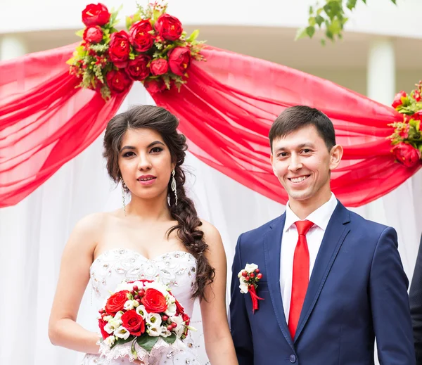 Schönes kaukasisches Paar hat gerade geheiratet — Stockfoto