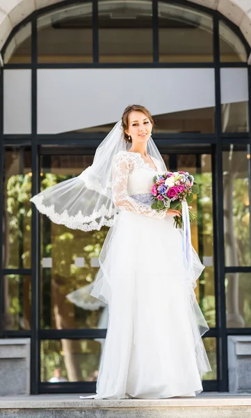 Bröllop blommor, kvinna med färgglad bukett med händerna på bröllopsdag — Stockfoto