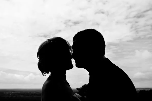 Silhueta casal beijos ao ar livre — Fotografia de Stock