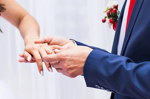 Imagem do homem colocando anel de casamento na mão da mulher — Fotografia de Stock
