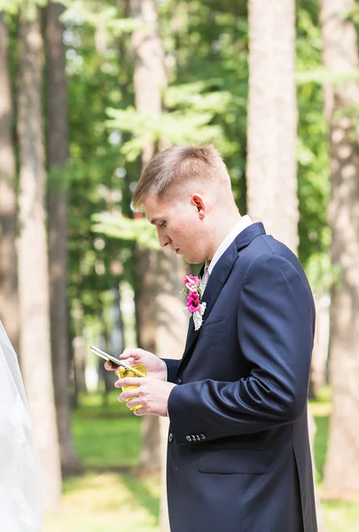Сексуальна людина в смокінгу і краватка позує — стокове фото