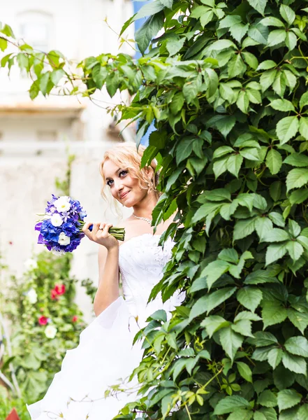 Svatební květiny, Žena držící barevné kytice s rukama na svatební den — Stock fotografie