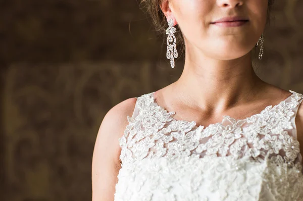 Close up van mooie vrouw dragen glimmende diamantoorringen — Stockfoto