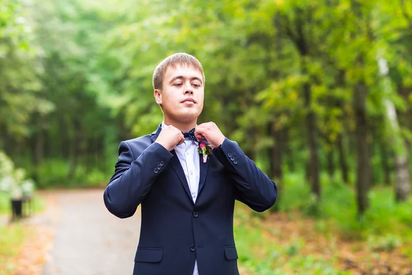 Sexy man in smoking en strikje poseren — Stockfoto