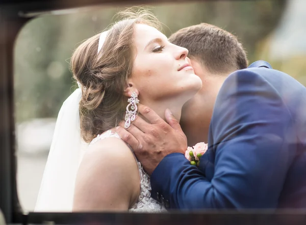 Крупним планом портрет поцілунків весільної пари — стокове фото