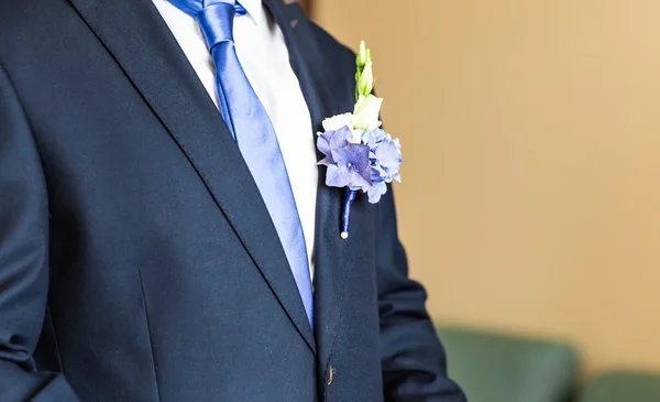 Wonderful wedding boutonniere on a costume of groom close-up — Stock Photo, Image