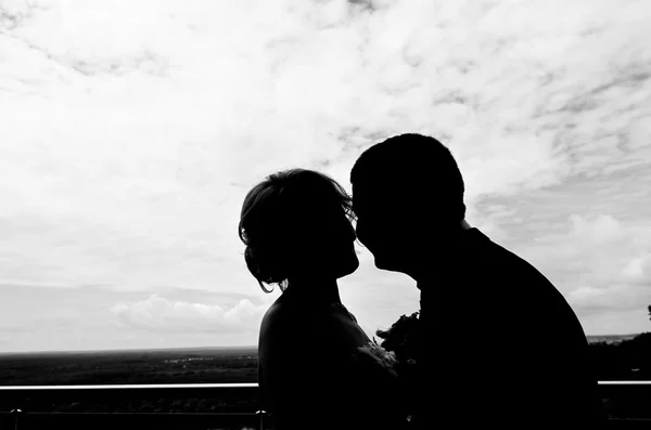 Silhouette Paar küsst sich im Freien — Stockfoto