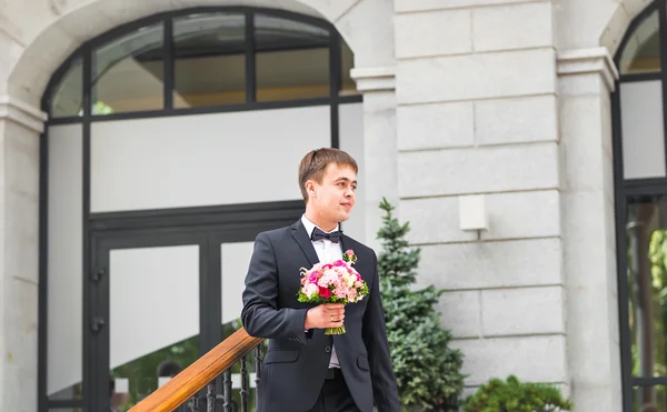 Novio en el traje de novia — Foto de Stock