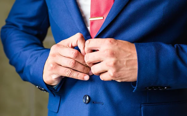 Man buttoning jas close-up — Stockfoto