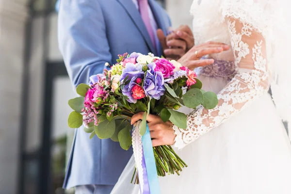 Hochzeitsblumen, Frau hält bunten Strauß mit den Händen am Hochzeitstag — Stockfoto