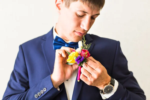 Wunderbare Hochzeit boutonniere auf einem Kostüm des Bräutigams Nahaufnahme — Stockfoto