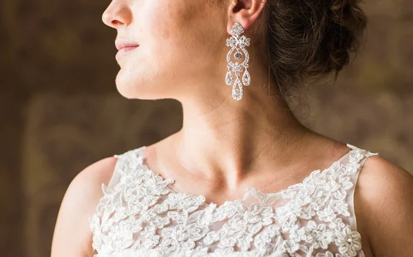 Close up de mulher bonita vestindo brincos de diamante brilhante — Fotografia de Stock
