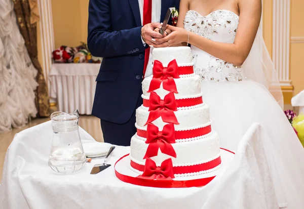 Beauté mariée et beau marié coupent un gâteau de mariage . — Photo