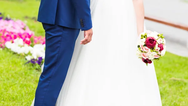 Beau bouquet de mariage dans la main des mariées — Photo