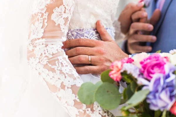 Bruden och brudgummen på deras bröllopsdag utomhus — Stockfoto