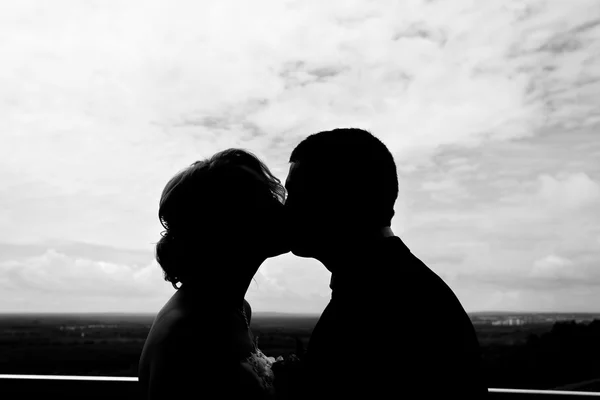 Silhueta casal beijos ao ar livre — Fotografia de Stock